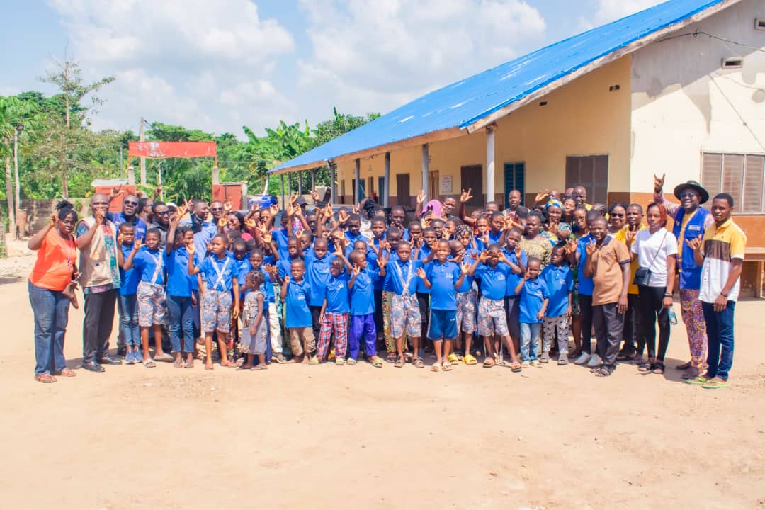 Don de vivres et de vêtements